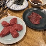成吉思汗だるま 本店 - 左がヒレ肉、右が上肉