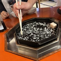 三嶋亭 本店 - まずは熱した八方良しの鉄鍋で砂糖を牛脂で溶かすところから。