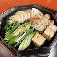 三嶋亭 本店 - 割下で煮込まないので色が美しい。青々した九条ネギも関西のすき焼きならでは。東京のネギは白い部分が良しとされてますし。