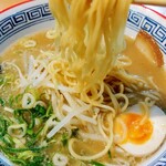 天下第一 - 醤油豚骨ラーメンの麺リフト