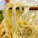 拉麺 イチバノナカ - 麺は平打縮れ麺