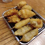 串かつ でんがな - 牛肉、チキンカツ、とうもろこし、たけのこ、芽キャベツの豚バラ巻（驚）