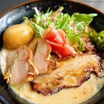 麺屋　たか - 炭焼きバラ＆モモ、デフォルトで生ハムが乗ります