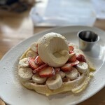 フレーバーズカフェ - 料理写真:バナナ＆ベリーワッフルアイスクリーム添え