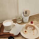 cafe days - 季節のロールケーキは｢いちご｣。見た目よりもボリュームがありふんわりモッチモチのスポンジの虜になりました!