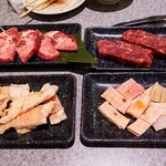 焼肉食べ放題 宝亭 - 上段  厚切りタン･ハラミ
          下段  シマチョウ･コリコリ