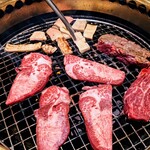 焼肉食べ放題 宝亭 - 焼く    ジューッ