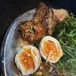 RAMEN HITONI YASASHIKU - 【葱あっさり＝tpニラ辛×半コツsv味付玉子】