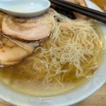 はすの屋 - 麺の感じ。細縮れ麺。