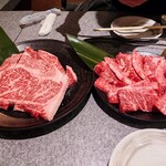 焼肉食べ放題 宝亭 - 左  近江牛のロース(ステーキ？)      右  近江牛カルビ