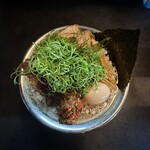 RAMEN HITONI YASASHIKU - 【葱あっさりtpニラ辛×半コツsv味付玉子】