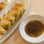味の古久家 - 古久家の餃子360円、変わらぬ味が良い、五郎さんを気取って酢コショウで頂きます