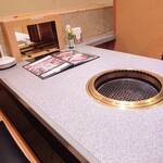 焼肉食べ放題 宝亭 - テーブル&レーン