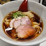 麺屋翔 札幌店 - 醤油ラーメン。香味油で、覆われて湯気が出ないタイプです。これにより、最後まで熱々のラーメンが楽しめます。