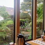 喜一 - カウンター席から庭園見えます。