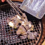 焼肉食べ放題 宝亭 - ザラザラっと焼いていく