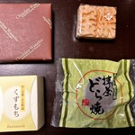 ばいこう堂 - 自宅にて。　上からちょこれいとわさんぼん、モナカ、くずもち、抹茶どら焼き