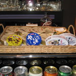缶's bar 團藏 - メニューには缶詰も数多く用意されています。