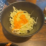 炭火焼ホルモン ぐう - 無料のキャベツは食べ放題でドレ2種類。