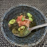 ぼちぼち - 突き出し　羅臼昆布で出汁をとった　フルーツトマト