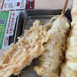 天丼・天ぷら本舗 さん天 宇治小倉店 - 左が金目鯛　真ん中が　鶏肉のつくね