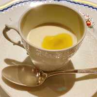 グリーチネ - スターターはスープで。今日は新玉ねぎのスープ。最高に甘く、上質なオリーブオイルがさらに美味しさを引き立てる
