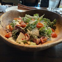 Re：Journal - シーザーサラダが美味しいです。一皿で３人で分けるとちょうどいい感じです。濃厚なチーズとリンゴの酸味が絶妙なハーモニーを奏でます。