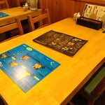 サンティ - こちらのテーブル席に座りました(^^)v