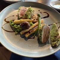 Re：Journal - ゆーくりと火を通した豚肉です。まるでレアのような食感を残していて、とても柔らかくお優しい味でした。香草パン粉がまぶされています。お肉は4切れで、普通にひとり分のメインとしていただけると思います。