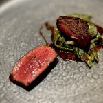 IL TEATRINO DA SALONE - 焼き物）広島県産中山牧場高原黒牛イチボ｡付け合わせは  レモンの様な酸味が効いたインゲン豆､ソースは、牛のお出汁で作られています。