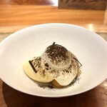 IL TEATRINO DA SALONE - 甘味）ティラミスの下には､黒ビールから作ったジェラート､ラフロイグという スコッチの香りを効かせたエスプーマを掛け､マスカルポーネのプリンと合わせています。弓削シェフこたわりの昆布佃煮を載せて｡