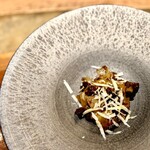 IL TEATRINO DA SALONE - 短麺）マルタリアーティという短麺で、ソースは 中山牧場の牛のラグーソース。赤身が美味しく､脂が強く無く、旨みが強いのが特徴｡仕上げにリコッタチーズをかけています。