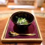 IL TEATRINO DA SALONE - 冷前菜）季節のサザエを使った一品｡黒米をサラダ仕立てにし､ソースには肝を使い､上には､アサリのお出汁で作ったゼリー､ハーブの香りと一緒に｡