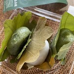 住吉団子本舗 - 柏餅。白餅がこしあん。よもぎがつぶあん。