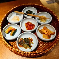 THE 雪月花 - ◯自家製キムチ・旬菜ナムル盛り
                    7種類のキムチとナムルになる
                    
                    味付けはお高いお店に似合っている
                    それぞれに、お上品さもある味わいなんだけど