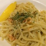 Ko-Hi Shoppu Adonisu - もちもちパスタ。途中で麺にレモンをかけてみましょう