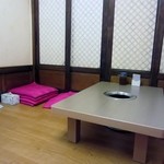 ソムンナンアムソカルビ - 店内は両班の家に来たような伝統的な雰囲気ですで食事をいただく部屋は全て靴を脱いであがる座敷タイプになってました。
            