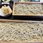 そば処 ふうりゅう - 上が普通の板そばと下が大板そば