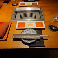 THE 雪月花 - テーブルセットアップ状況
                    
                    食べログのネット予約では一番お高いコースとなる
                    
                    ●【期間限定】【昼夜実施】
                    銘柄和牛焼肉コース★花 (HANA) 　13,200円（12品）
                    
                    を予約済みである