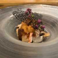 TEPPAN GRILL Grillia - 鮑、紅ズワイガニ、牛肉と昆布の出汁のジュレとカリフラワーのムース
                    イカ墨のチュイール添え