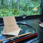 俊宣茶房 - 窓の外に広がる深い森を眺めながらお食事をいただきます。