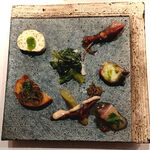 ビストロ　アギャット - アミューズ　ホタルイカのマリネ、地蛸のマリネ、黒鯛のカルパッチョ、五月菜と山ウルイのマリネ、わらびと山ウドのピクルス、帆立と海老のムース、蟹味噌のトースト