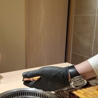 恵比寿 うしみつ - 大分産の和牛と北海道根室の雲丹を使った 　
                  和牛の雲丹ユッケドッグ！淡雪塩で目の前で ……
                  