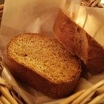 ハルモニア ワインとお食事の店 - 自家製全粒粉のパンとクルミのパン300円でおかわりOK
            