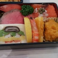 レストラン香味屋 - 二段目 冷菜 ローストビーフ、スモークサーモン、テリーヌ、サラダ、フルーツなど