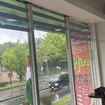 インデアンレストラン  ニューミラ - 雨で暗いので点灯してるクルマも多い