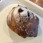 レ パン ファボリ - くるみとレーズンのライ麦パン　291円(税込)  ※最初は、これだけ撮って、レビューしようかと