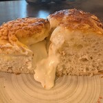 HEART BREAD ANTIQUE - とろりんチーズフランス（650円）