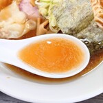 らーめん 又右衛門 - 煮干しなどの魚介の風味を感じる、旨味たっぷりのスープ
      前回いただいた塩味とはまた印象が違います