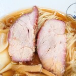 らーめん 又右衛門 - 縁の赤いチャーシューはたんたん亭系列ならでは
      香ばしさやしっとりした食感も含め言うことなし